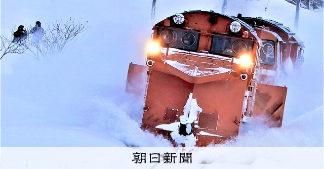 雪しぶき飛ばし「最北の鉄路」守る赤いラッセル車 北海道の宗谷線