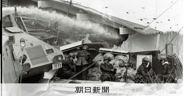 最終値下げ！　機動隊　篭手　警察　浅間山荘事件 証言 あさま山荘事件50年②＞殉職者も出た…盾を重ねて突入した