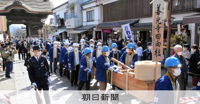 善光寺御開帳のシンボル・回向柱を奉納 [長野県]：朝日新聞