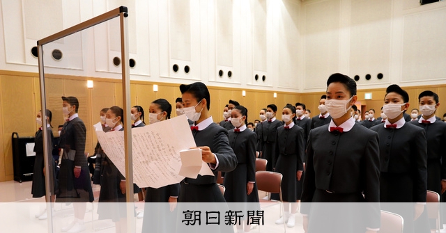 明るく華やかなタカラジェンヌに」宝塚音楽学校110期生が入学式：朝日新聞