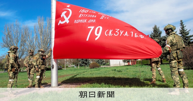 全ロシアの母」赤旗おばあさん像が各地に、2次大戦のソ連を想起か