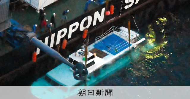 カズワン、再度のつり上げで海面まで浮上 水抜いて台船に引き揚げへ