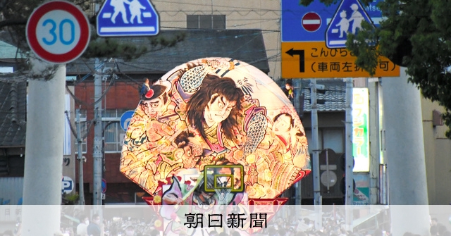 8mの巨大ねぷたが回る、縮む、折り畳む こんぴら歌舞伎の町に出張