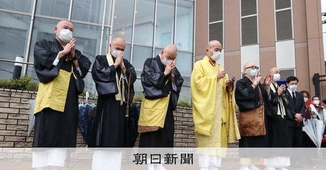 花を手向ける気持ちで祈った」 西大寺の僧侶、襲撃現場で読経 [奈良県