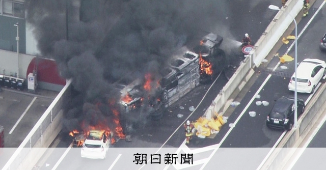 名古屋空港に向かうバス、高速で横転して炎上 2人死亡、7人けが [愛知