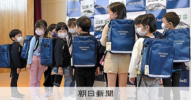 通学、リュックで軽く安く モンベル開発、富山・立山町が無償配布