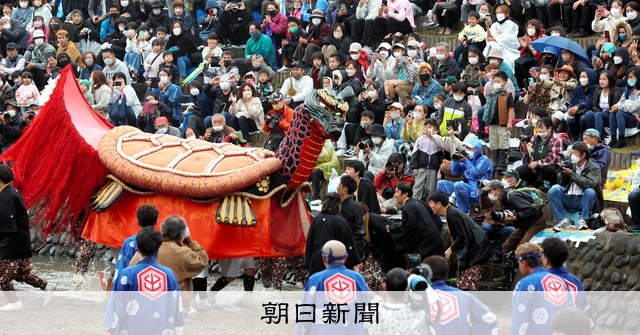 妙見祭で3年ぶりに「亀蛇」が駆ける 熊本・八代のユネスコ文化遺産