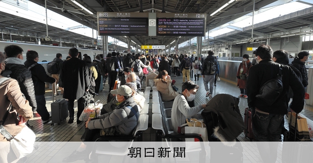 「ごちそう食べ、のんびり」 帰省ラッシュの家族連れで駅はあふれる [大阪府]：朝日新聞