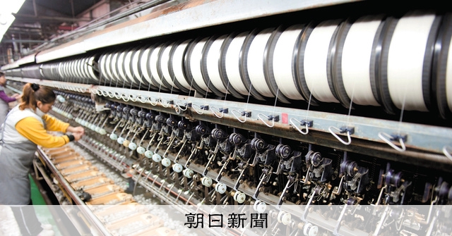 繭が生糸に変わるまで 碓氷製糸見学ツアー [群馬県]：朝日新聞