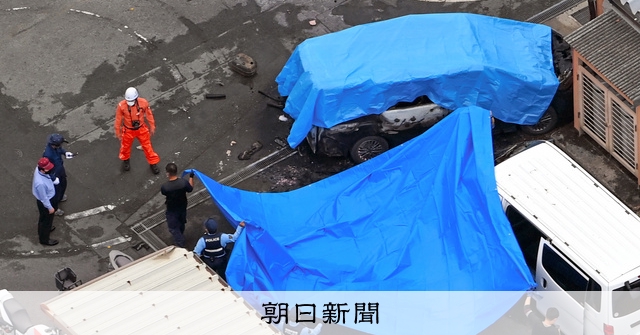 福岡県警筑後署で乗用車が倉庫に突っ込む 炎上、1人やけどで搬送 [福岡 
