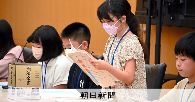 地裁で小学生が裁判体験 「法律に興味を持ってもらえれば」 [千葉県]：朝日新聞
