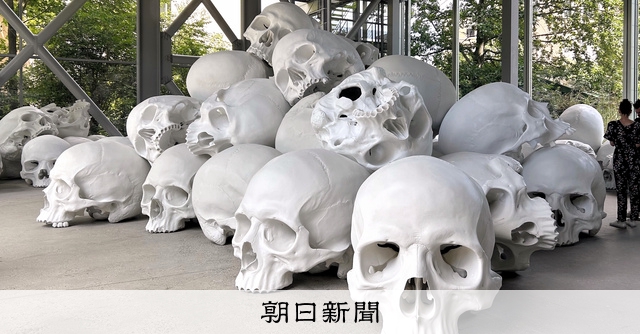 ロン・ミュエクの巨大彫刻 100個の頭蓋骨が示すキャリアの転換：朝日新聞