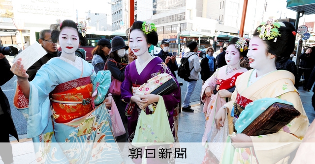 京の師走の風物詩「花街総見」 芸妓や舞妓が團十郎の歌舞伎を観劇