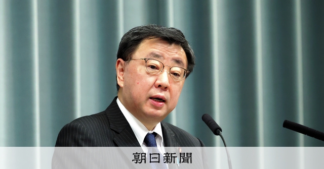 松野官房長官、際立つ消極姿勢 「隠しているように見えてしまう