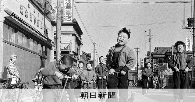 朝日新聞写真館 since1904）おもちゃ 一緒に成長していった