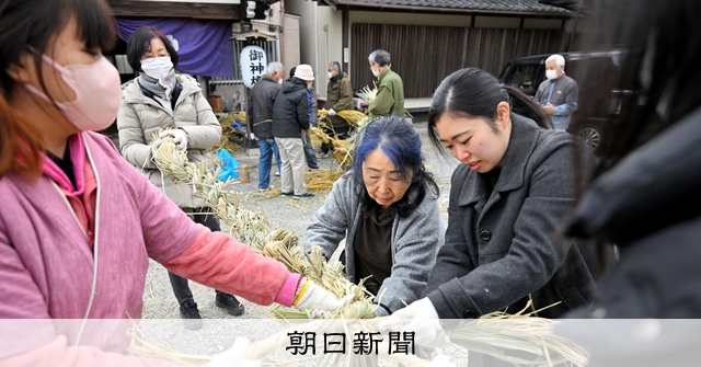 ねじって、つぎ足して・・・マコモのしめ縄づくり 松阪の八雲神社