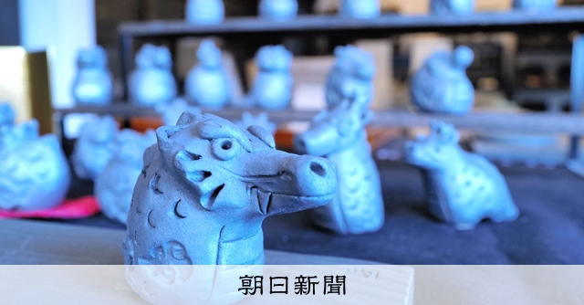 いぶし銀光る辰、今治の伝統工芸「菊間瓦」の窯元で干支の置物作り