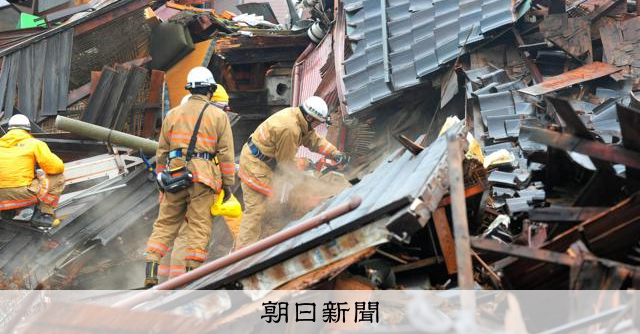 写真まとめ】迫る「72時間」 雨中に懸命の捜索 能登半島地震 [石川県