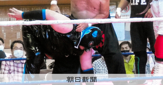 ひつぎの猪木へテンカウント 悪役の市議レスラーに引き継がれた闘魂