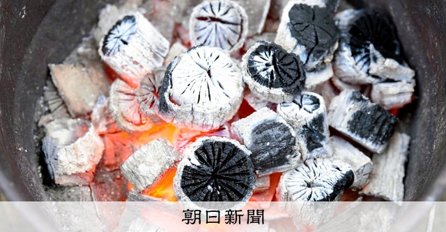 黒く美しく開花 「菊炭」の窯出し最盛期 川西・黒川地区で5月まで