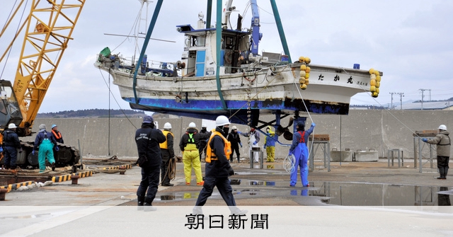 沈没したホタテ養殖漁船を引き揚げ 船底の点検窓、脱落か [青森県