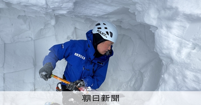 山岳遭難救助隊、雪洞訓練に記者同行「やりがいと絶望と」隊員の思い