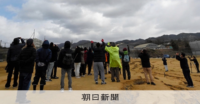 続く避難所生活、久しぶりに見上げた空 ブルーインパルスが激励飛行