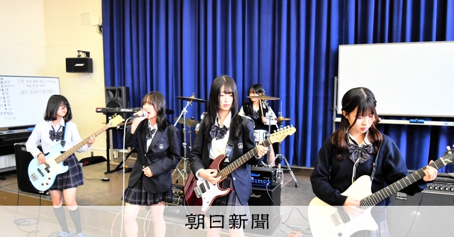 B'z松本孝弘さんに「感謝のバクダン」 地元高校生が恩返しライブ