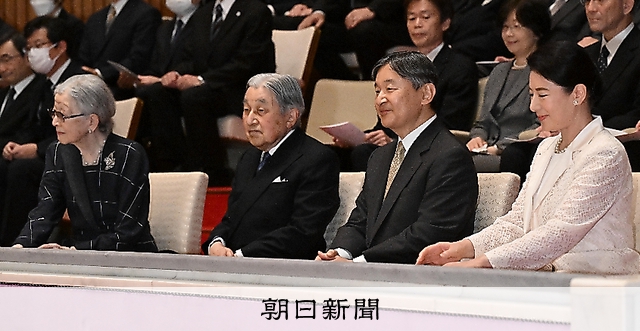 上皇ご夫妻の卒寿祝う 皇居で音楽会:朝日新聞