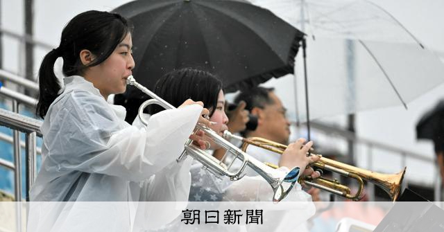 選手に届いた応援、率いたトランペッター 初の球場応援は雨の中で 