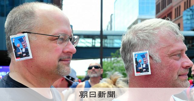 トランプ氏、銃撃後初の集会 支持者が右耳に貼ったのはあの写真