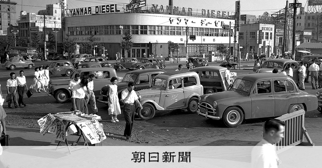 朝日新聞写真館 since1904）駅前 人も通りも、移ろうにぎわい