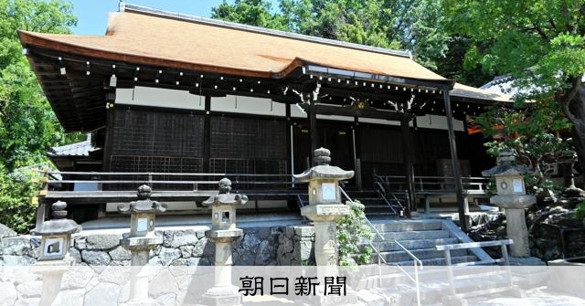 春日大社の桂昌殿 こけら屋根をふき替え 美しい状態と彫刻にも注目