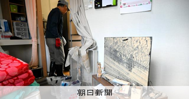 仮設に泥水、水持参で洗い流し 「前向こうと思ったが、復興遠のく」 [石川県]：朝日新聞