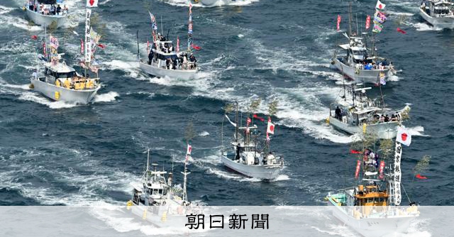 100隻の漁船が大漁旗掲げて海上パレード 宗像大社の「みあれ祭」 [福岡