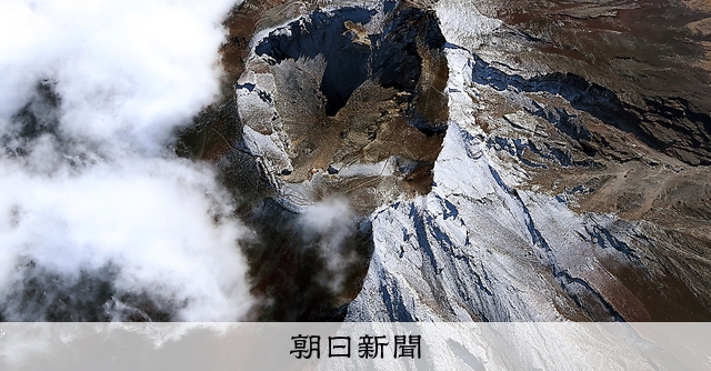 おあずけ続く 富士山頂付近に雪：朝日新聞