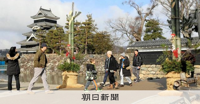 松本城、新春の準備整う 高さ3メートルの門松、営業は1日から