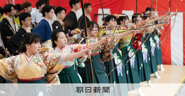 晴れ着姿の20歳 りりしく弓射る 京都・三十三間堂で大的全国大会 [京都