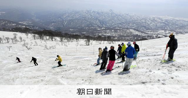 春オープンの月山スキー場に愛好者ら 雄大な景色眺め滑走 [山形県