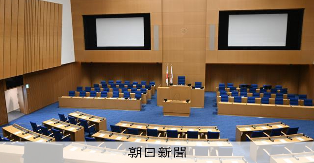 「なぜ議員ではなく市民を?」 傍聴席に防犯カメラ、議員席には死角