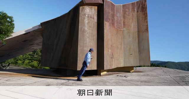 公園内に仕掛けられた奇妙な巨大アート　常識も感覚もぐるっと反転
