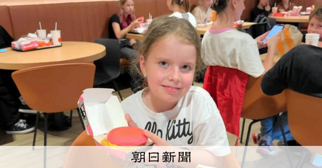 ロシア版マックに「ハローキティ」バーガー登場 ピンクのパンが人気