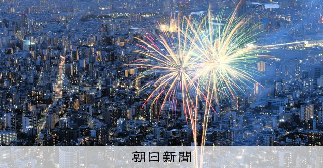 船から夜空へ スカイツリー眼下に2万発、鮮やかに 隅田川花火大会