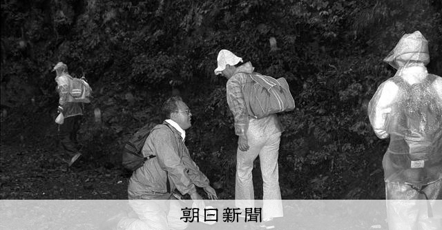 土下座する日航社員、通り過ぎる遺族 両者をつないだ御巣鷹の