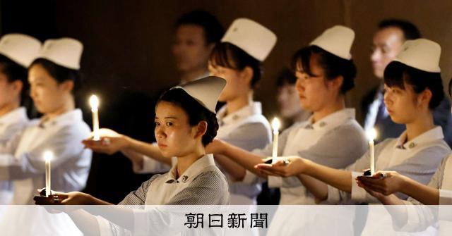 皇后さまがナイチンゲール記章授与、日航機事故で活動の元看護師らに