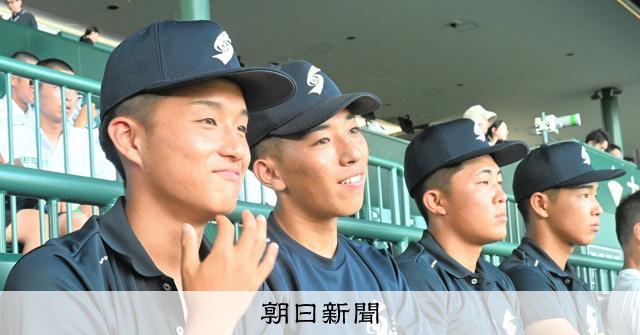 弘前学院聖愛が開会式リハーサルに 控えの選手ら、スタンドで見守る