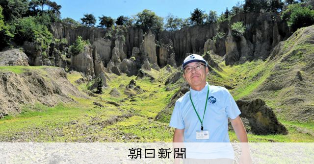 自然が造り上げた巨大な土柱 頂上散策や映えスポットで若者にも人気