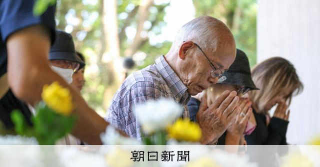 追悼式、陛下「深い反省」　小6「戦争、絶対にいけない」