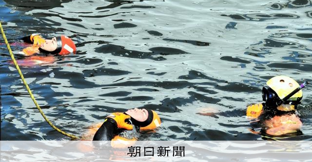 新人「海猿」が初訓練、10キロの重り持ち立ち泳ぎ、八戸海保 [青森県