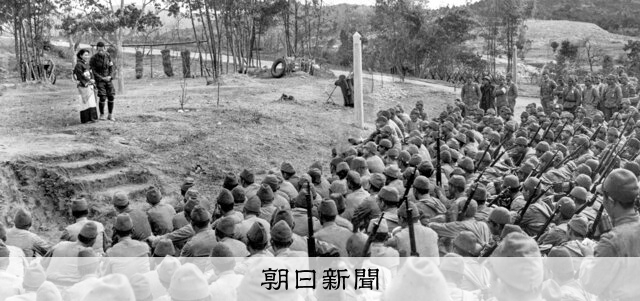 朝日新聞写真館 since1904）戦地慰問「わらわし隊」 笑い